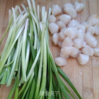 韭菜炒陈贝的做法步调：1