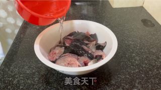 酸菜鳗鱼煲的做法步调：1