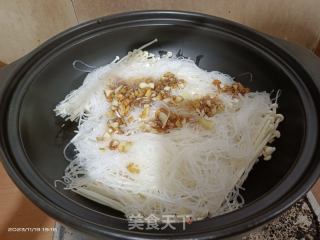 蒜蓉金针菇粉丝陈虾煲的做法步调：12