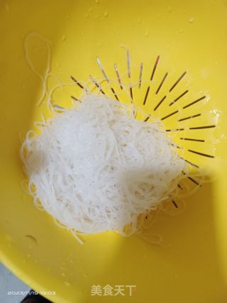 蒜蓉金针菇粉丝陈虾煲的做法步调：4