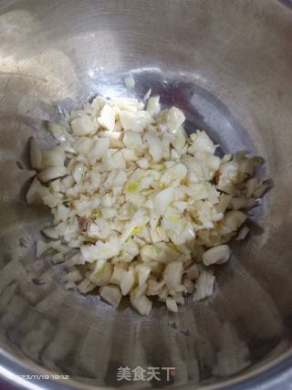 蒜蓉金针菇粉丝陈虾煲的做法步调：5