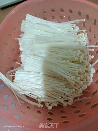 蒜蓉金针菇粉丝陈虾煲的做法步调：2