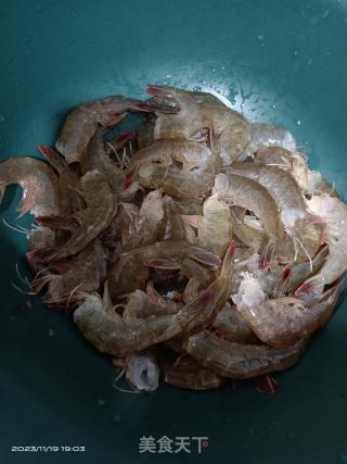 蒜蓉金针菇粉丝陈虾煲的做法步调：1