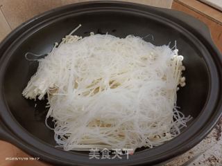 蒜蓉金针菇粉丝陈虾煲的做法步调：11