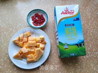 木瓜炖牛奶的做法步调：1