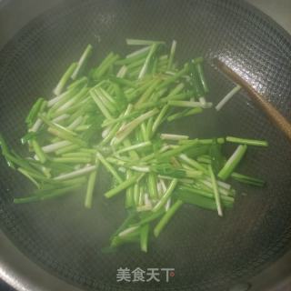 韭菜梗炒八爪鱼的做法步调：9