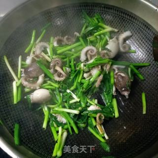 韭菜梗炒八爪鱼的做法步调：10