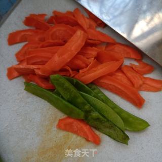 圆椒胡萝卜拌粗肉的做法步调：1