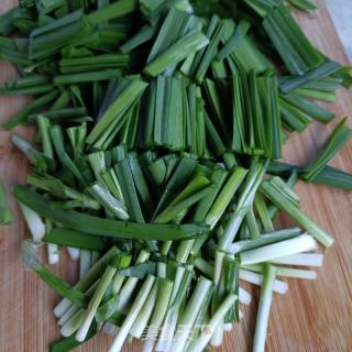 鸡蛋瑶柱炒韭菜的做法步调：1