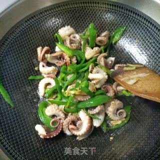 皱皮椒炒章鱼腿的做法步调：15