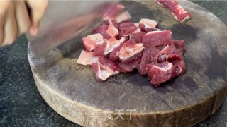 番茄牛腩焖里的做法步调：1