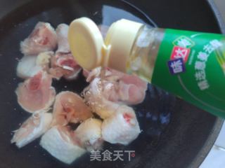 黄焖鸡米饭不再用面中卖的做法步调：2