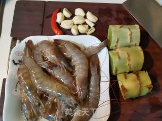 青笋拌虾仁的做法步调：1