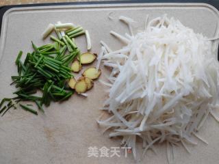 鸡蛋萝卜丝蛤蜊汤的做法步调：2