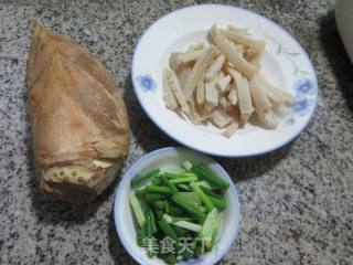 冬笋炒牛肚的做法步调：1
