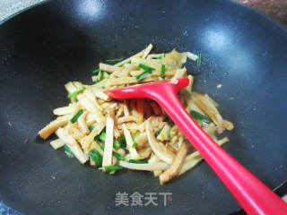 冬笋炒牛肚的做法步调：9