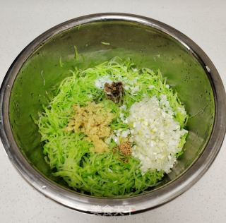 便宜冰花煎饺的做法步调：1