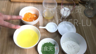 椰喷鼻抹茶瑞士卷，脚把脚教您做蛋糕卷，清爽抹茶喷鼻取椰喷鼻融合。的做法步调：1