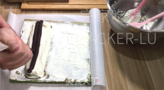 椰喷鼻抹茶瑞士卷，脚把脚教您做蛋糕卷，清爽抹茶喷鼻取椰喷鼻融合。的做法步调：30