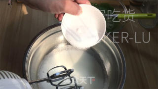 椰喷鼻抹茶瑞士卷，脚把脚教您做蛋糕卷，清爽抹茶喷鼻取椰喷鼻融合。的做法步调：9