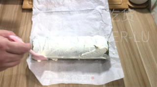 椰喷鼻抹茶瑞士卷，脚把脚教您做蛋糕卷，清爽抹茶喷鼻取椰喷鼻融合。的做法步调：34