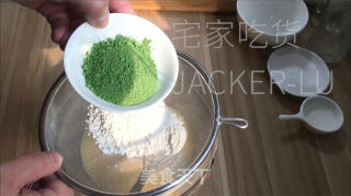 椰喷鼻抹茶瑞士卷，脚把脚教您做蛋糕卷，清爽抹茶喷鼻取椰喷鼻融合。的做法步调：5