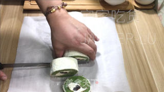 椰喷鼻抹茶瑞士卷，脚把脚教您做蛋糕卷，清爽抹茶喷鼻取椰喷鼻融合。的做法步调：36