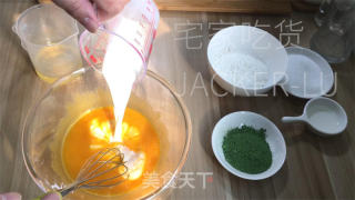 椰喷鼻抹茶瑞士卷，脚把脚教您做蛋糕卷，清爽抹茶喷鼻取椰喷鼻融合。的做法步调：3