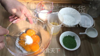椰喷鼻抹茶瑞士卷，脚把脚教您做蛋糕卷，清爽抹茶喷鼻取椰喷鼻融合。的做法步调：2