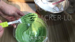 椰喷鼻抹茶瑞士卷，脚把脚教您做蛋糕卷，清爽抹茶喷鼻取椰喷鼻融合。的做法步调：12