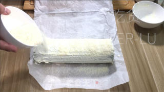 椰喷鼻抹茶瑞士卷，脚把脚教您做蛋糕卷，清爽抹茶喷鼻取椰喷鼻融合。的做法步调：35