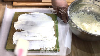 椰喷鼻抹茶瑞士卷，脚把脚教您做蛋糕卷，清爽抹茶喷鼻取椰喷鼻融合。的做法步调：28