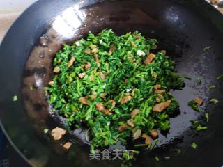 猪油渣炒萝卜缨的做法步调：6