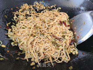 绿芽菜炒豆腐丝的做法步调：3