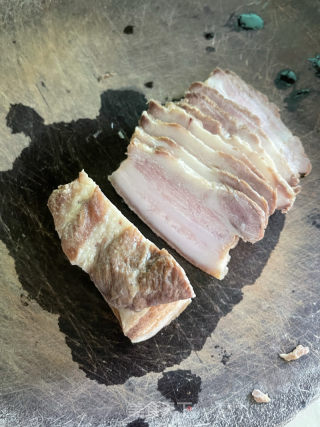 皋比青椒扣肉的做法步调：3