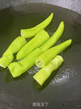 皋比青椒扣肉的做法步调：4