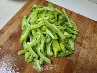 白椒炒苦瓜的做法步调：1