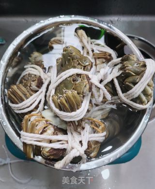 浑蒸年夜闸蟹的做法步调：1