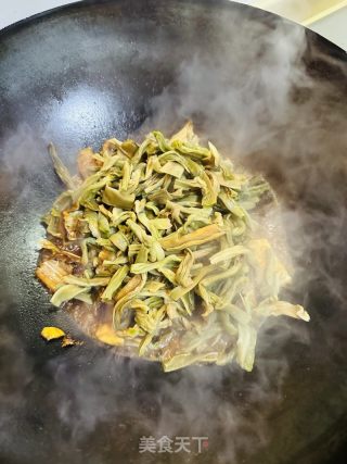 爽利笋干烧咸鱼的做法步调：4