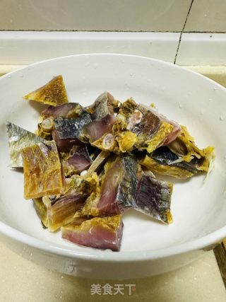 爽利笋干烧咸鱼的做法步调：2