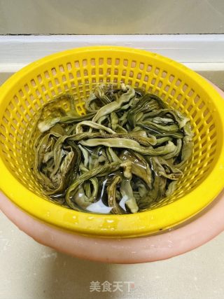 爽利笋干烧咸鱼的做法步调：1