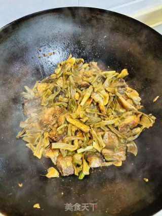 爽利笋干烧咸鱼的做法步调：8