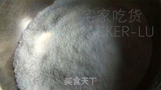 抹茶单色木樨糕，汇合了抹茶茶喷鼻战糕面幽香、木樨甘美于一体的特征面心。的做法步调：5