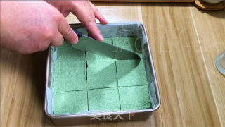 抹茶单色木樨糕，汇合了抹茶茶喷鼻战糕面幽香、木樨甘美于一体的特征面心。的做法步调：13