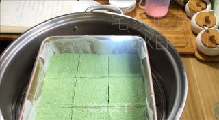 抹茶单色木樨糕，汇合了抹茶茶喷鼻战糕面幽香、木樨甘美于一体的特征面心。的做法步调：15