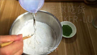 抹茶单色木樨糕，汇合了抹茶茶喷鼻战糕面幽香、木樨甘美于一体的特征面心。的做法步调：2