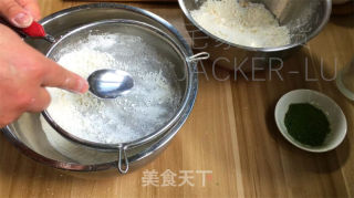 抹茶单色木樨糕，汇合了抹茶茶喷鼻战糕面幽香、木樨甘美于一体的特征面心。的做法步调：4