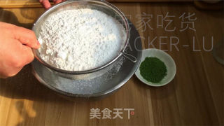 抹茶单色木樨糕，汇合了抹茶茶喷鼻战糕面幽香、木樨甘美于一体的特征面心。的做法步调：1