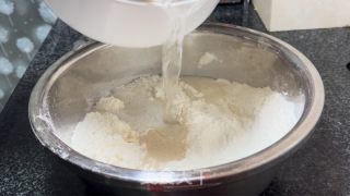 洋葱肉馅收里饼的做法步调：2
