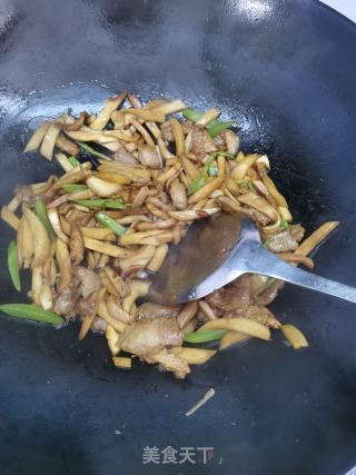 杏鲍菇炒肉的做法步调：11
